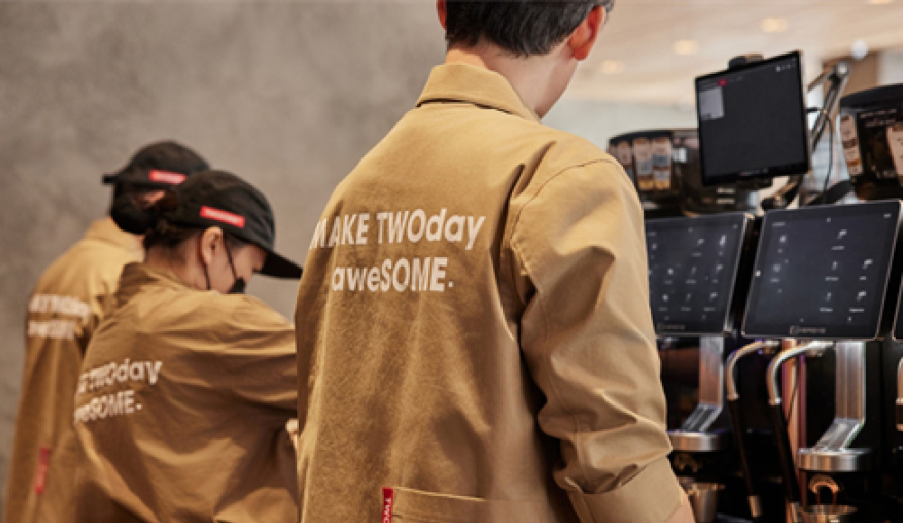 매장에서 커피를 준비하는 직원들